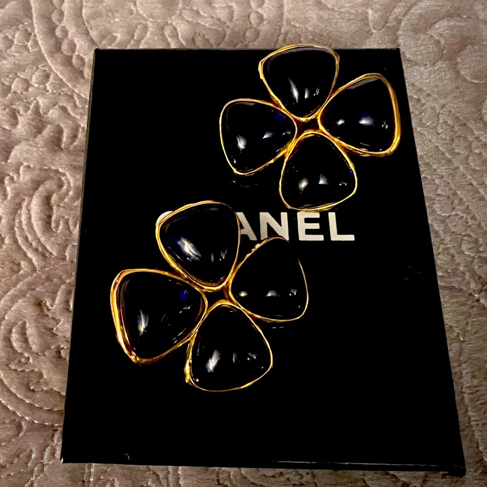 Vintage Chanel clip earrings
